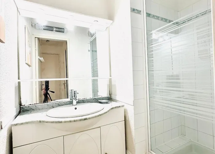 15 Min à Pieds De La Mer- Piscine Privée- Place De Parking Privée *